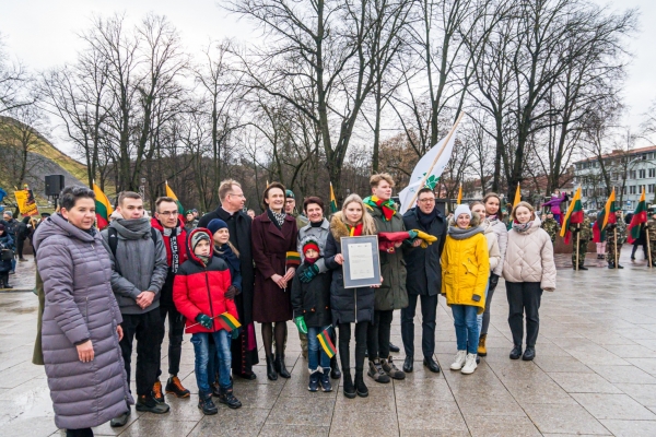Gedimino pilies bokšto vėliava perduota saugoti Vilniaus „Laisvės“ gimnazijai!